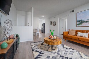 Residences at Medical in San Antonio, TX - Building Photo