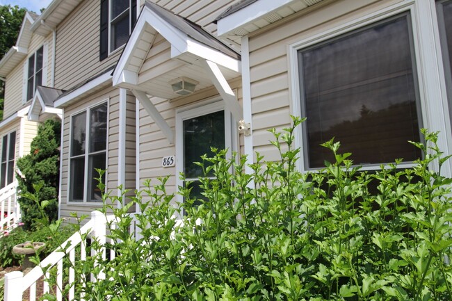 property at 865 Camelot Ln