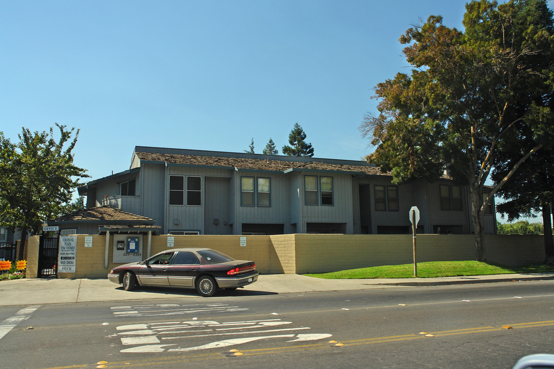 Colonial Plaza Apartments in Stockton, CA - Foto de edificio