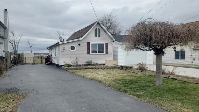 property at 2331 Edgemere Dr