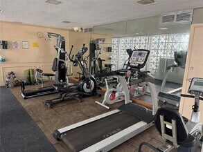 2970 NE 16th Ave, Unit 111 in Oakland Park, FL - Foto de edificio - Building Photo