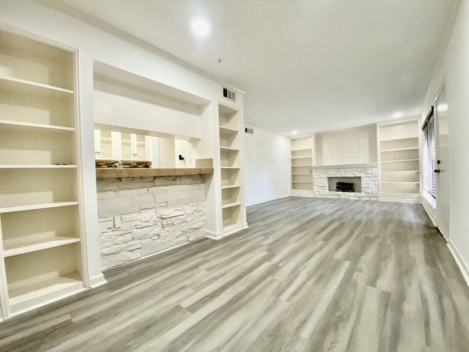 2201 Fountain View Dr, Unit #F in Houston, TX - Building Photo