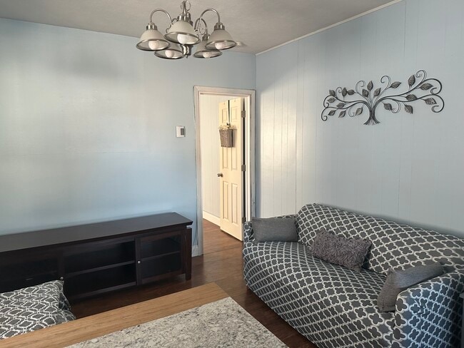 8 Bunting Ln in Levittown, NY - Foto de edificio - Building Photo