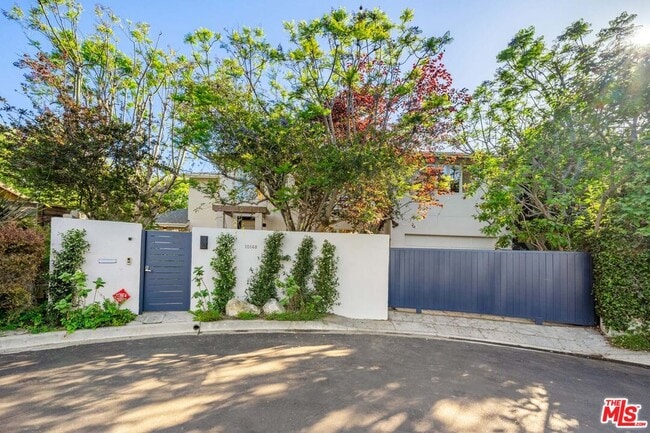 10148 Angelo Cir in Beverly Hills, CA - Foto de edificio - Building Photo