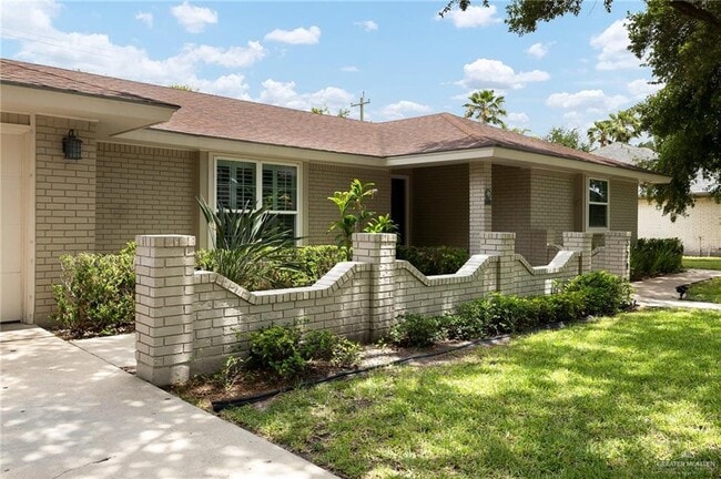 15 Palm Valley Dr E in Palm Valley, TX - Building Photo - Building Photo
