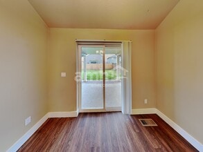 458 Tulip Ave, Unit 105 in Woodburn, OR - Building Photo - Building Photo