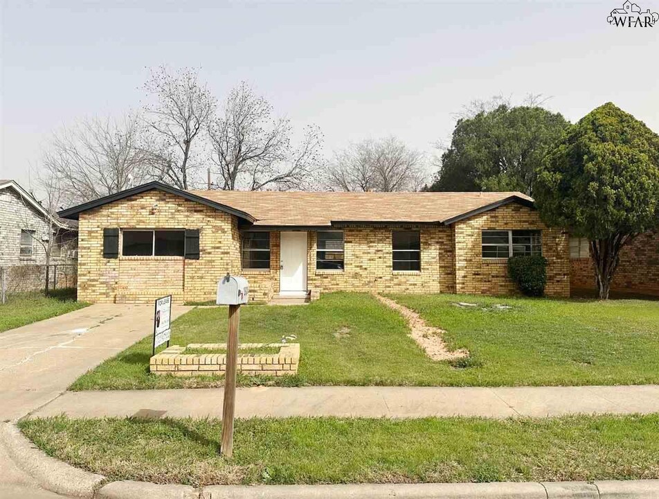 1808 Las Cruces Ln in Wichita Falls, TX - Foto de edificio