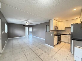 530 NE 34th Ct in Oakland Park, FL - Building Photo