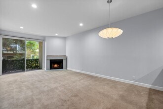 8505 Gulana Ave, Unit 4213 in Playa Del Rey, CA - Building Photo - Building Photo