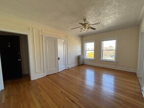 2712 N Milwaukee Ave, Unit 210 in Chicago, IL - Foto de edificio - Building Photo