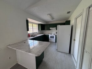 1028 Hickory Rd in Ocala, FL - Building Photo - Building Photo