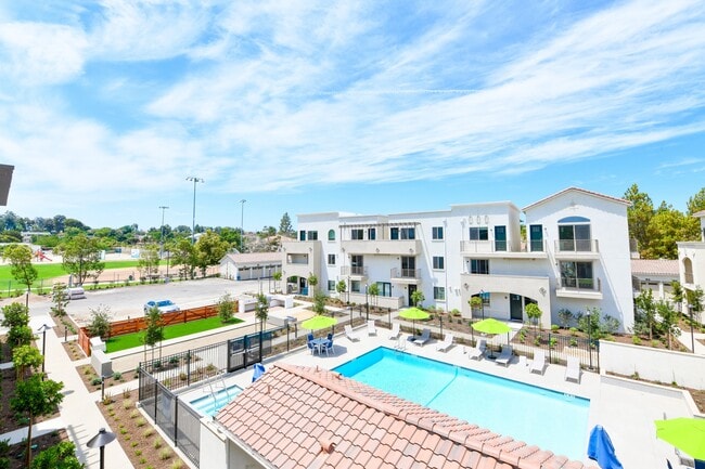 Breeze Hill in Vista, CA - Foto de edificio - Building Photo