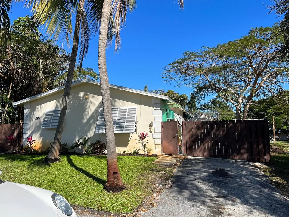 228 NE 14th Ave, Unit 1 in Pompano Beach, FL - Building Photo