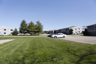 Willow Oaks Apartments in Pekin, IL - Building Photo - Building Photo