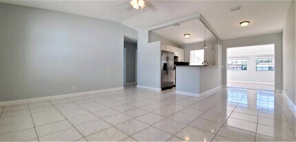 571 Riverside Dr in Palm Beach Gardens, FL - Building Photo - Building Photo