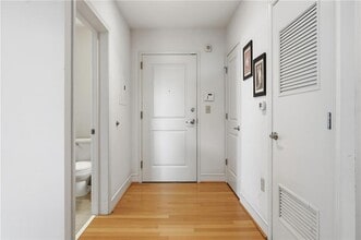 44 Peachtree Pl NE in Atlanta, GA - Foto de edificio - Building Photo