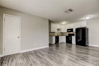2322 W Saint John St, Unit B in Tampa, FL - Building Photo - Building Photo