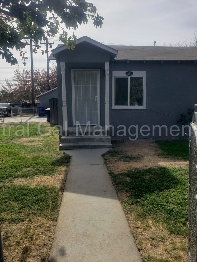 1001 Woodrow Ave in Bakersfield, CA - Building Photo - Building Photo