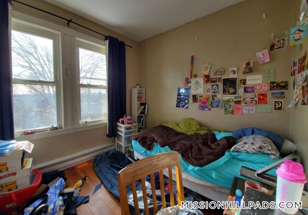 83 Wensley St in Boston, MA - Building Photo