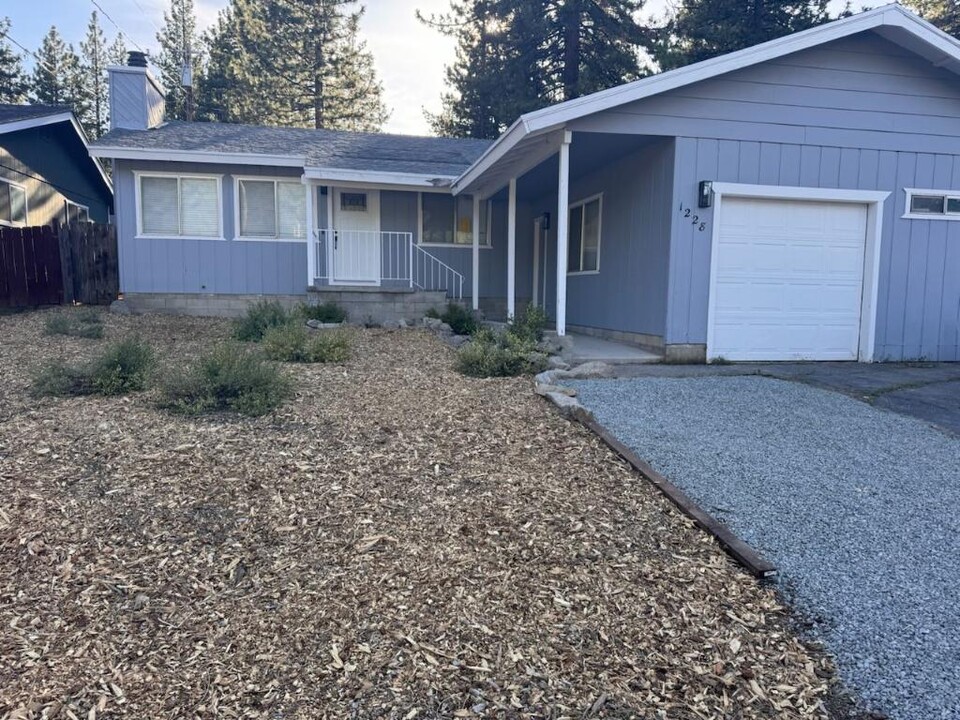 1228 Monument Dr in South Lake Tahoe, CA - Building Photo
