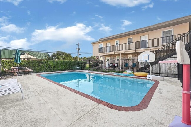 107 E Willowick Ave in Friendswood, TX - Building Photo - Building Photo