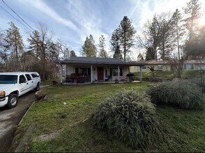 49790 Canoga Dr in Oakhurst, CA - Building Photo - Building Photo