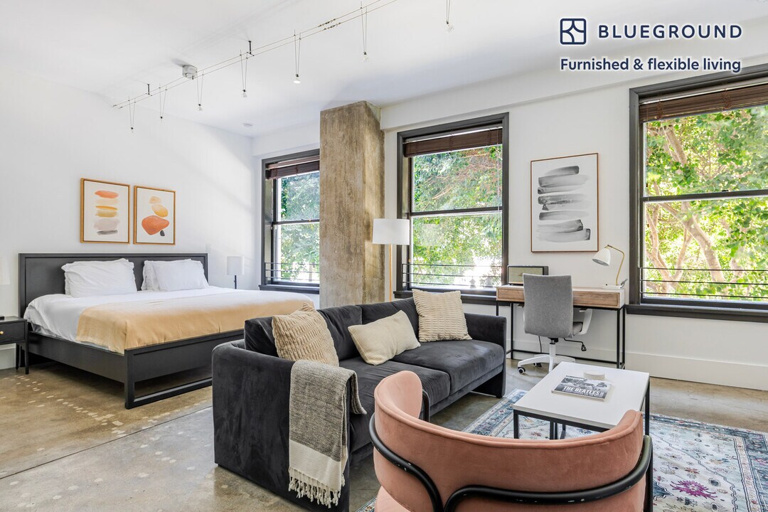 810 S Spring St in Los Angeles, CA - Building Photo