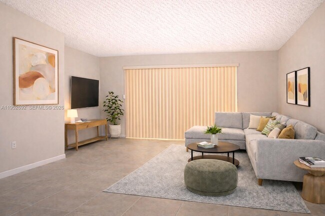 9457 Palm Cir N in Pembroke Pines, FL - Building Photo - Building Photo