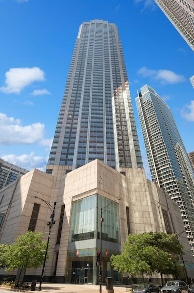 property at 512 N McClurg Ct