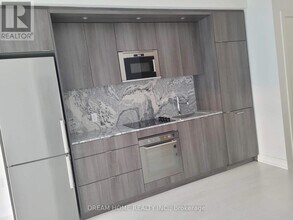 30 Inn On The Pk Dr in Toronto, ON - Building Photo - Building Photo