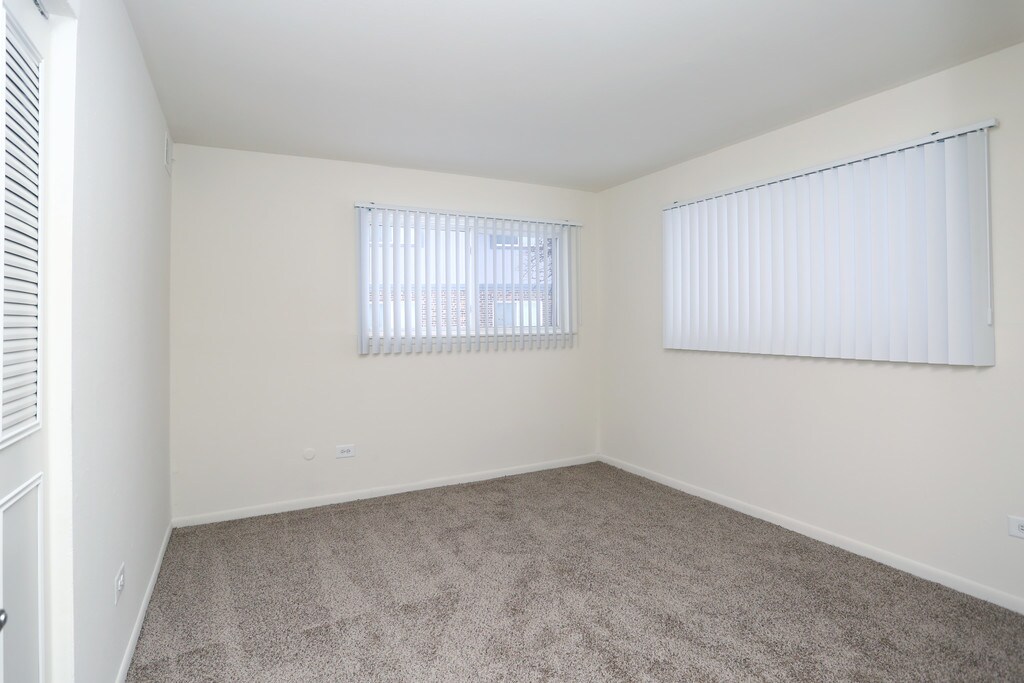 Hinsdale Lake Terrace Apartments in Willowbrook, IL