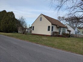 230 W Molloy Rd in Syracuse, NY - Building Photo