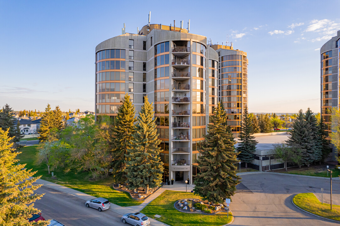 20 Coachway Rd SW in Calgary, AB - Building Photo