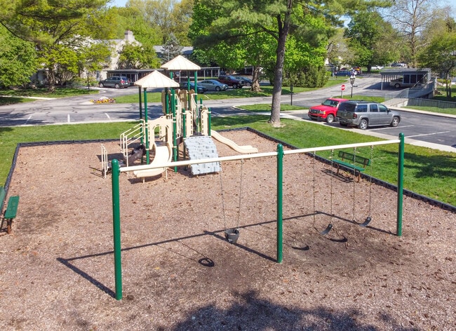 Chateau De Ville in Indianapolis, IN - Building Photo - Building Photo