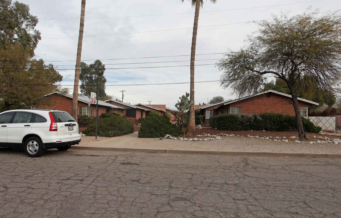 1802-1820 N Forgeus Ave in Tucson, AZ - Foto de edificio