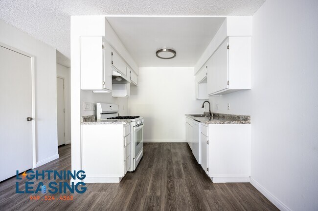 14201 Victory Blvd in Los Angeles, CA - Building Photo - Building Photo