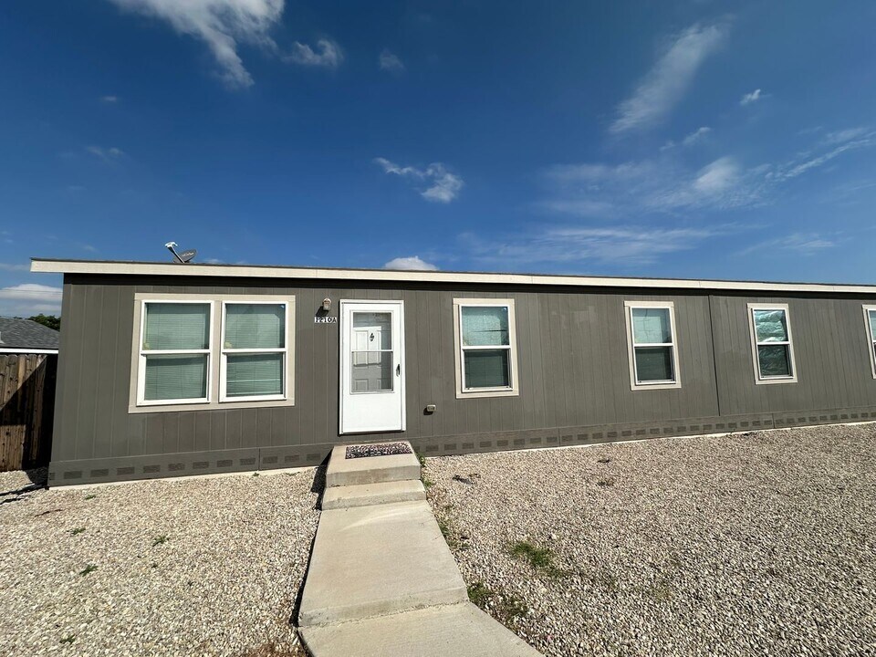 1210 W Mermod St in Carlsbad, NM - Building Photo