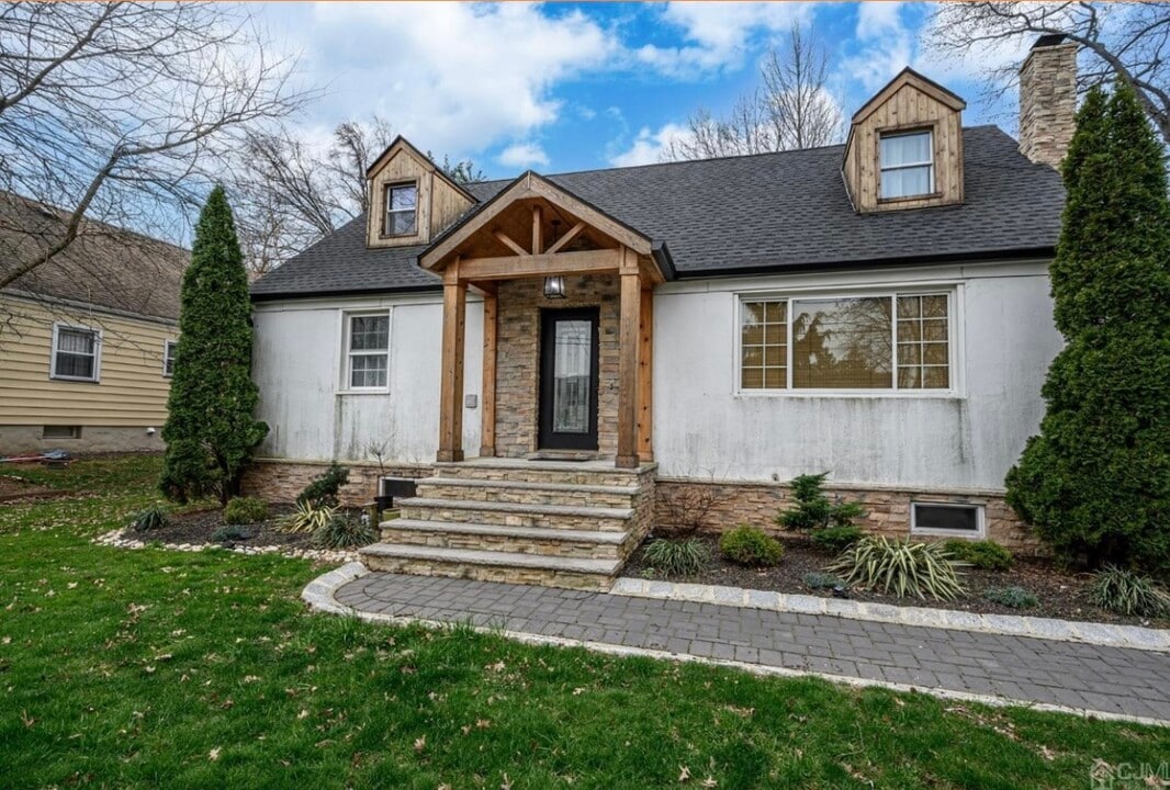 7 Morningside Rd in Colonia, NJ - Building Photo