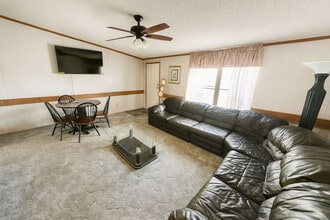 44 Heinle Rd in Swan Lake, NY - Foto de edificio - Building Photo