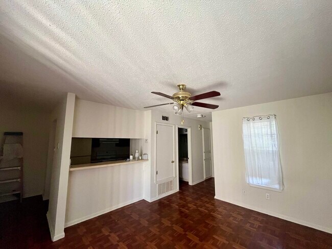 100 Aurora St in Laredo, TX - Building Photo - Building Photo