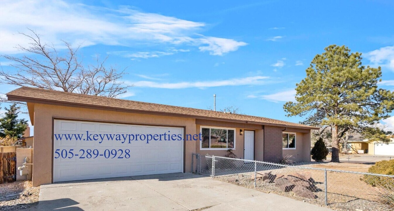 647 Duchess Dr NE in Albuquerque, NM - Building Photo