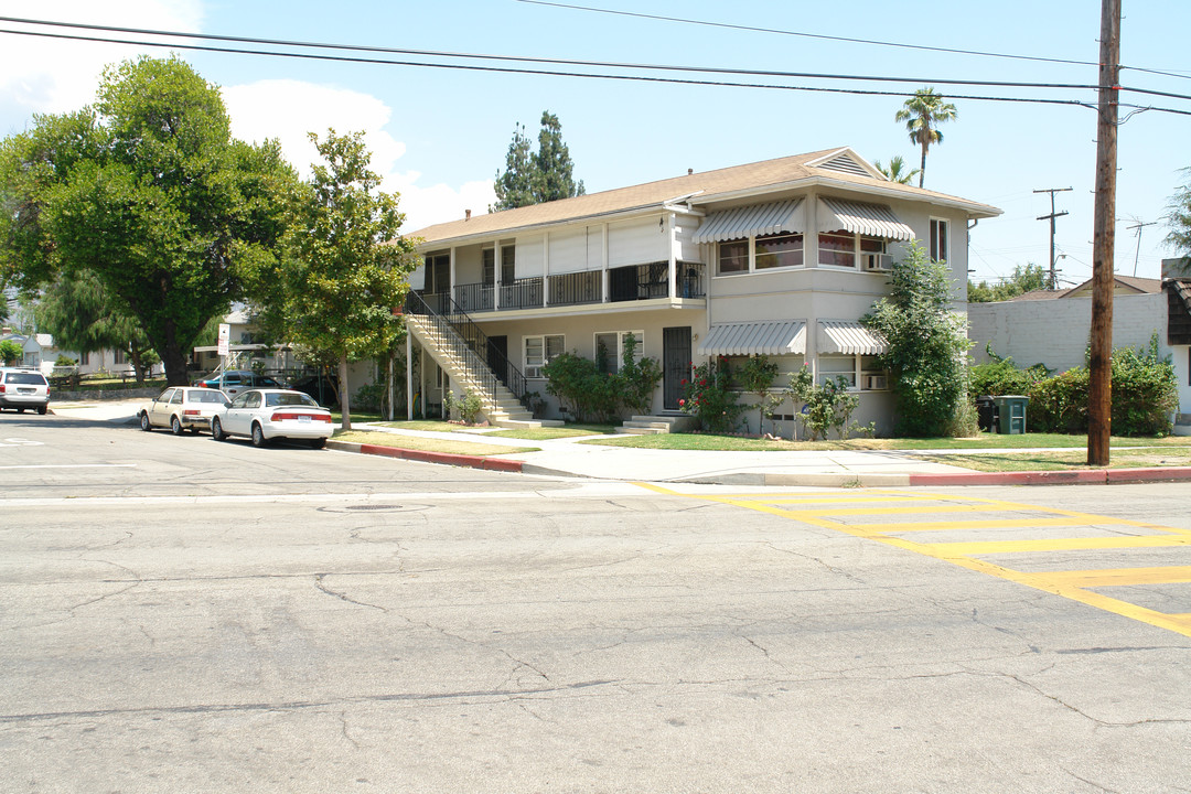 380 W Cedar Ave in Burbank, CA - Building Photo