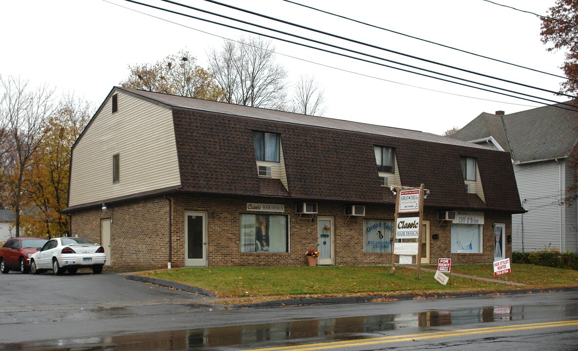 98 Whiting St in Plainville, CT - Foto de edificio