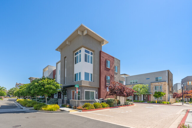 Grafton Plaza - Apex Townhomes in Dublin, CA - Foto de edificio - Building Photo