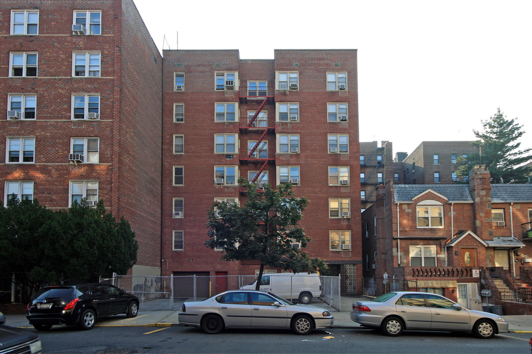 41-29 50th St in Flushing, NY - Building Photo