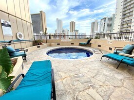 320 Lili?uokalani Ave in Honolulu, HI - Building Photo