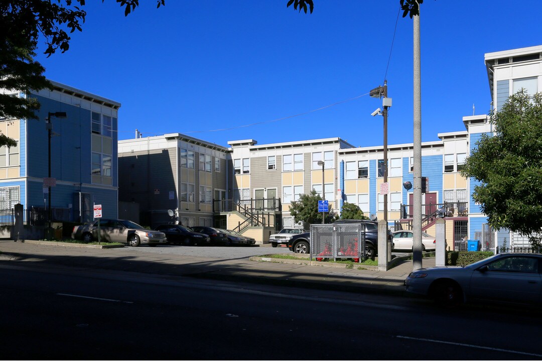 Robert Pitts Apartments in San Francisco, CA - Building Photo