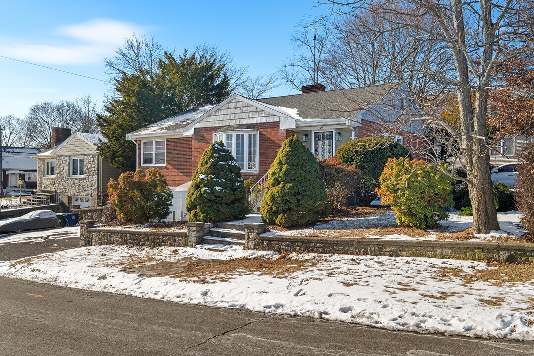 77 Alexander Ave in Bridgeport, CT - Building Photo