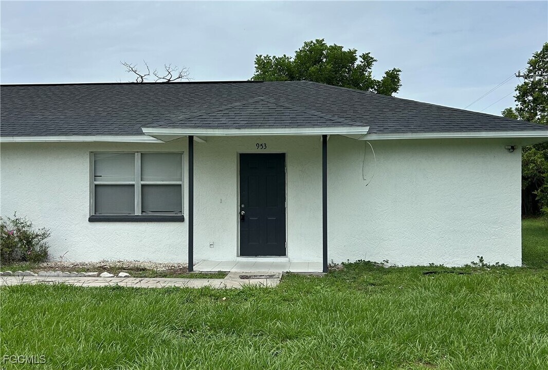 953 NE Pine Island Ln in Cape Coral, FL - Building Photo