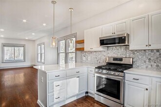 565 W Saratoga St in Ferndale, MI - Foto de edificio - Building Photo